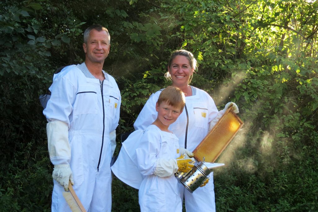 Foto Imkerfamilie mit Imkerwerkzeugen