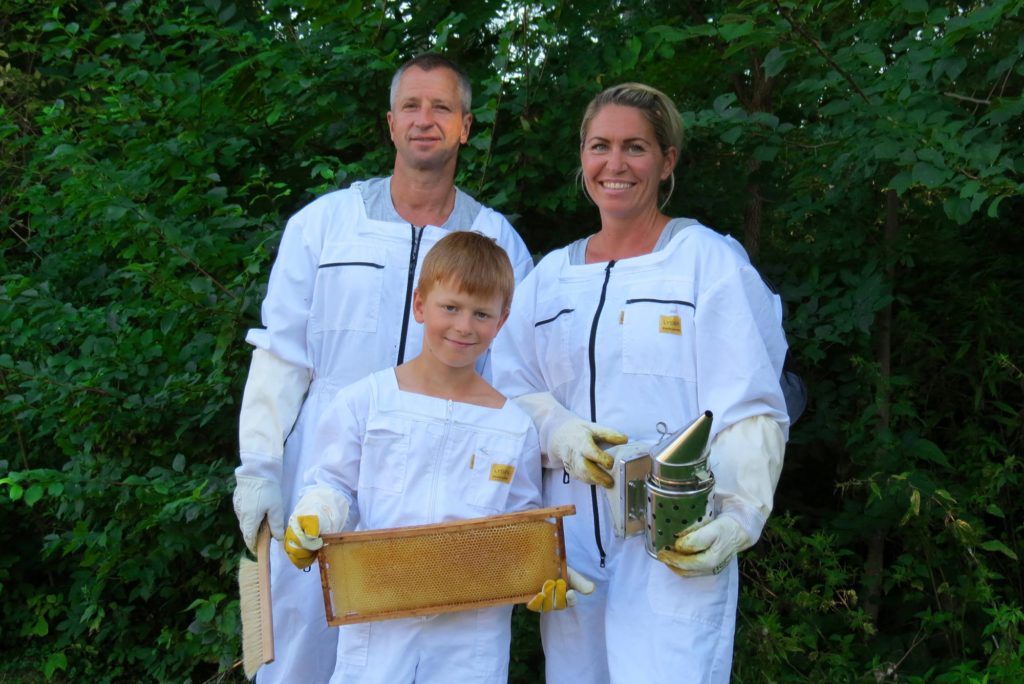 Foto Imker und Imkerin mit Imkerwerkzeugen