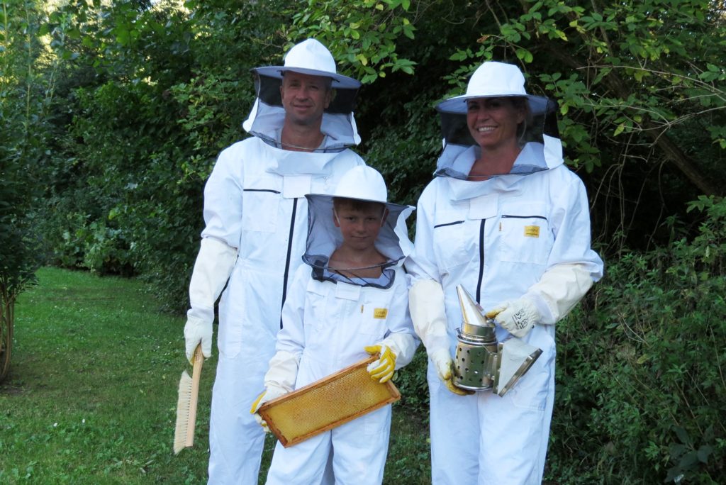 Foto Imker in voller Arbeitsmontur mit Imkerwerkzeugen