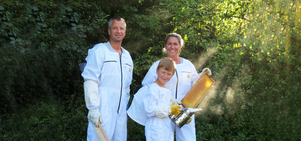 Die Imker Tina, Tobias und Thomas Kropik mit Imkerausrüstung